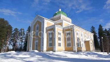 克里木古木路德教堂，阳光明媚的三月下午。 芬兰