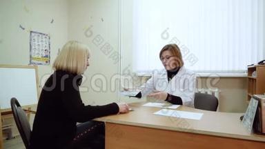 女心理学家给病人一张测试卡。 在一个心理学家的<strong>招待</strong>会上金发。