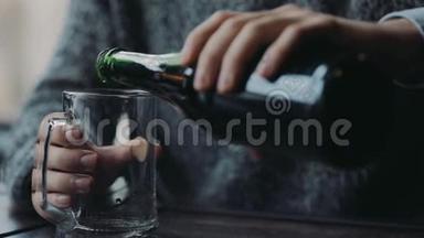 一个穿着毛衣的男人把啤酒倒进啤酒杯里，他喝了一杯，结果都很满意。 积极的生活方式