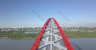 一座大型红色布格里斯基大桥的航空影像摄影