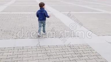 一个小男孩绕着马路跑
