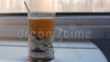 杯子里的茶放在<strong>火车车厢</strong>的桌子上