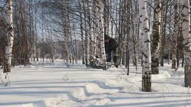 在森林深处的雪堆上骑着迷你雪车，在树间机动