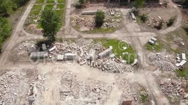 航空无人机观旧拆除工业建筑。 混凝土和砖块垃圾、碎片、瓦砾和废物