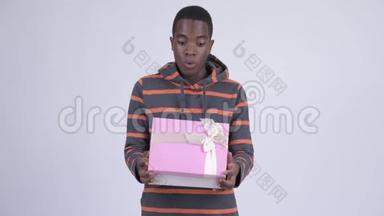 年轻快乐的非洲男人打开礼物盒