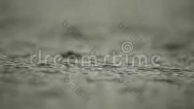 水面下大雨.. 斯马尔湖就在城市的尽头。 倾盆大雨。 慢速视频