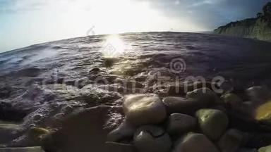 岩石海岸和海浪拍打岩石俯瞰开阔的大海
