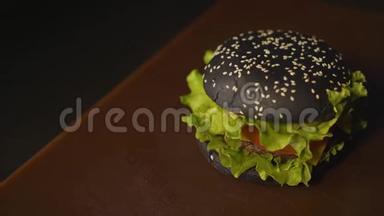 概念完成烹饪一个黑色汉堡汉堡汉堡与黑色面包。 切菜和肉。 品尝最好的汉堡.. 黑布