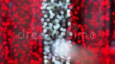 红色节日波克轻圣诞节背景。 抽象优雅的去焦闪烁红宝石色纹理概念，闪耀魅力xm
