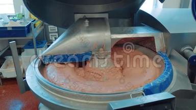 肉类和香肠加工厂的工业香肠生产过程。 肉类加工设备。 碗肉直升机