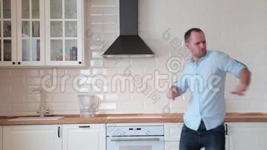 在厨房跳舞唱歌的男人