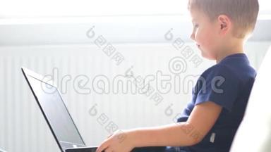 快乐男孩<strong>玩电脑</strong>的肖像。 有魅力的<strong>孩子</strong>家里有笔记本<strong>电脑</strong>。 娱乐技术，未来主义
