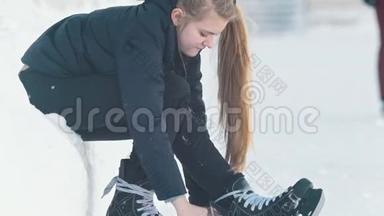 坐在雪地上的十几岁长发女孩收紧了溜冰鞋的鞋带，微笑着