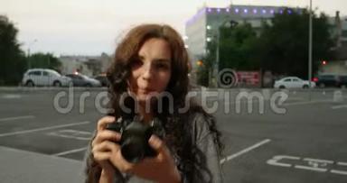 带着老式相机的嬉皮士女孩在街上微笑