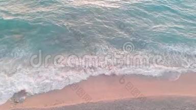 空中无人机拍摄的海浪冲向海滩岩石海岸的画面