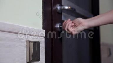 女孩打开并关上了公寓的门。 使用钥匙并锁门的人
