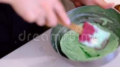 在<strong>玻璃碗</strong>里用鞭子打蛋糕奶油面团. 在<strong>玻璃碗</strong>中轻摇慢动。 打鞭子。 在家做饭