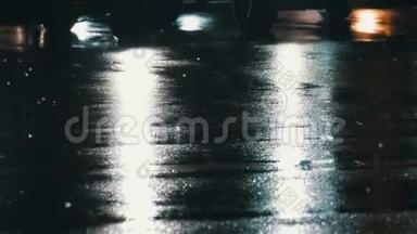 行人在<strong>夜间</strong>穿过<strong>街道</strong>，雨中镜头耀斑击中摄影师的背景。 城市生活。