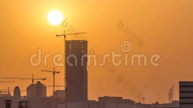 <strong>卡塔尔</strong>多哈时间推移的一座塔正在建设中，在夕阳的映衬下显得轮廓分明。