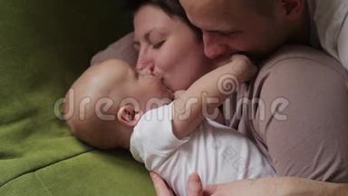 <strong>爸爸妈妈</strong>和他的小儿子在床上玩。 幸福家庭概念