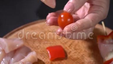 烤串番茄。 慢动作