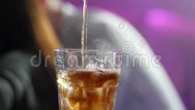 酒吧老板在装有冰块的透明玻璃杯中倒入威士忌或干邑，动作缓慢
