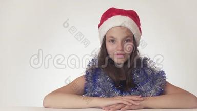 圣诞老人戴着圣诞老人的帽子，戴着新年礼物`漂亮的少女坐着，梦见一件礼物