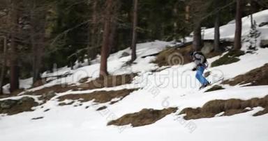 在森林附近自由滑雪。 登山滑雪活动.. 滑雪者冬季运动高山户外