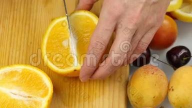辣妹把新鲜的橘子水果切在切割板上做沙拉或榨汁。 减肥和节食的概念.. 4K