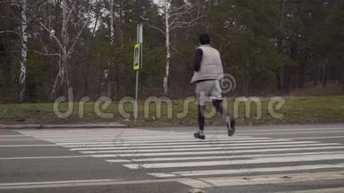 运动员慢镜头穿过马路穿过人行横道