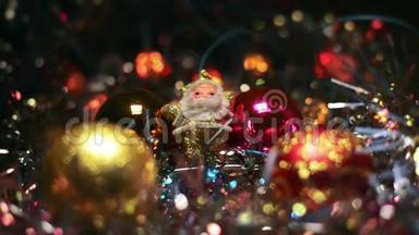 迷你圣诞老人的形象之间的四个玩具挂包为一棵圣诞树。 木制表面的金色圣诞老人