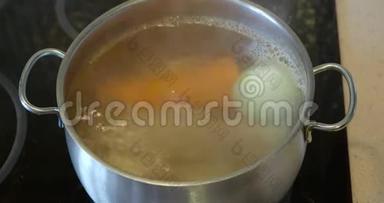 陶瓷锅用钢制炖锅煮牛肉汤