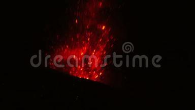 夜间极端猛烈的火山爆发，大量红色熔岩在空中喷发