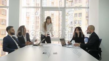 公司职员、大公司雇员、两名青年男子和三名青年妇女讨论公司问题，一名青年妇女讨论公司问题