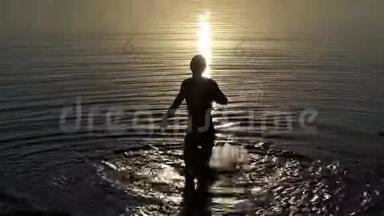 太阳落山时，欢乐的人从湖水中溅起水花
