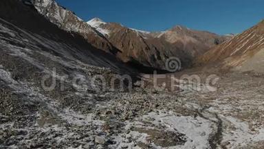 游客在山上旅行的鸟瞰图。 徒步旅行团沿着山旁的岩石峡谷散步