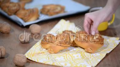 酵母甜包子与糖的形状，一颗心。 传统的俄罗斯甜面包。