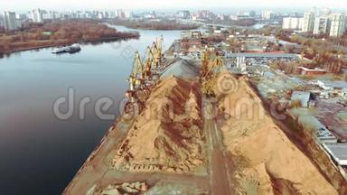 河岸上的港口起重机产生沙子。 河岸上有桶的港口起重机。 河沙的提取.. 港口