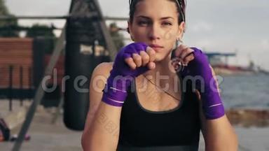 慢镜头：一位年轻女子手缠拳击磁带的太极拳特写镜头