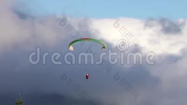 串联滑翔伞在强风中起飞