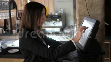 服务员女孩在咖啡馆的pos终端或收银台工作。 人与服务理念