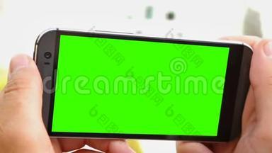 在带有绿色屏幕的智能手机上制作360度视频的人，阿尔法频道