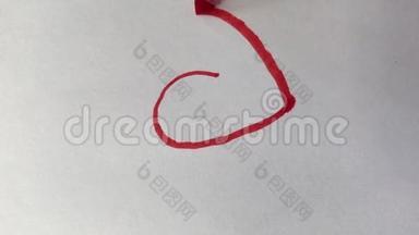 艺术家画一支毡尖笔，在纸上画一颗心。