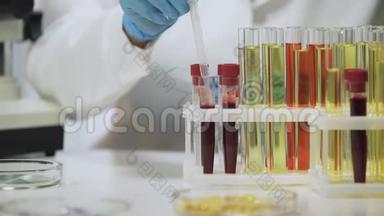 临床试验，实验室科学家在显微镜下分析血样