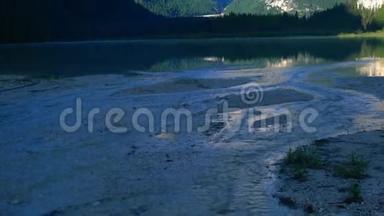 杜伦湖晨光中多洛米特人的美丽景色
