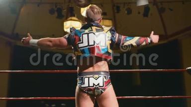 色彩斑斓的服装组合中的摔跤手在比赛前的戒指上的肖像