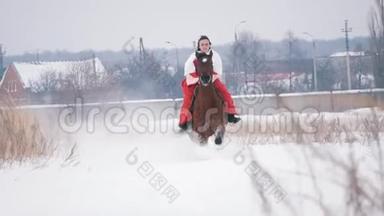 冬天，穿着红衣服的黑发年轻女子骑着马在雪地里疾驰