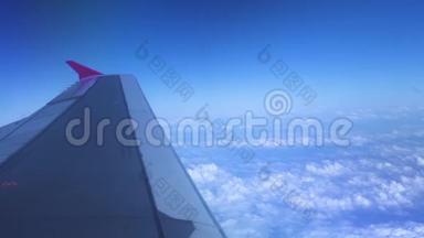 翼飞机上的<strong>白云</strong>和蓝天景观.. 从窗外的蓝天<strong>白云</strong>中看飞机