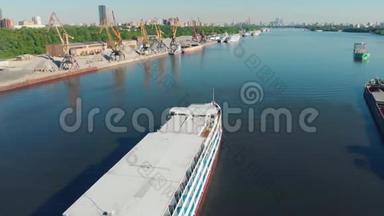 美丽的风景，白色的船<strong>沿河</strong>港航行。 库存录像。 白色船只在灰色地带移动