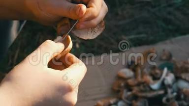 一个少年的手把蘑菇串在绳子上晾干. 秋收蘑菇